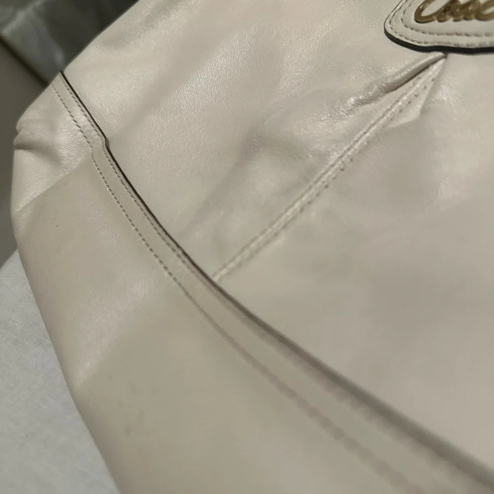 Coach Cream Leather Shoulder Bag with Gold Accents - Picture 7 of 8